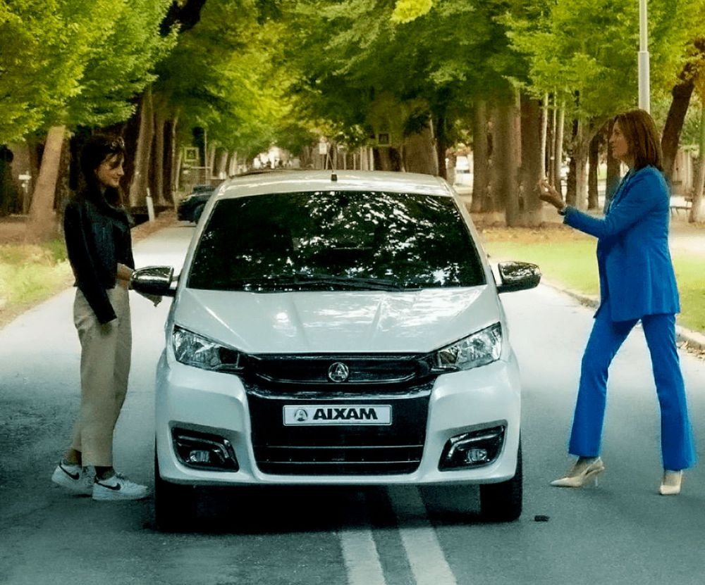 Madre e hija con su Coche Sin Carnet AIXAM en la naturaleza