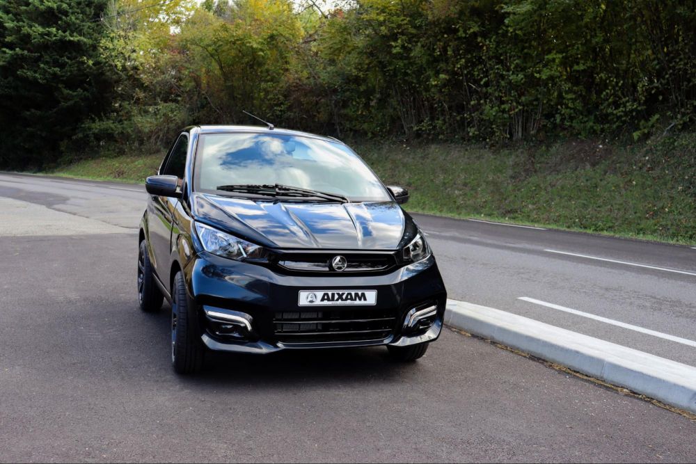 Coche sin carnet AIXAM en carretera