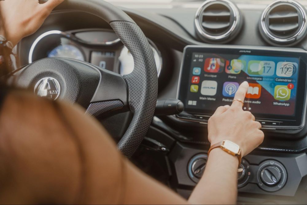 Interior de un Coche sin carnet AIXAM conducido por una mujer- Tablet multimedia 9”