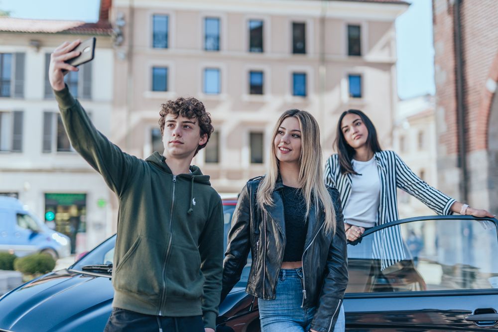 Adolescentes haciéndose un selfi con un coche sin carnet AIXAM