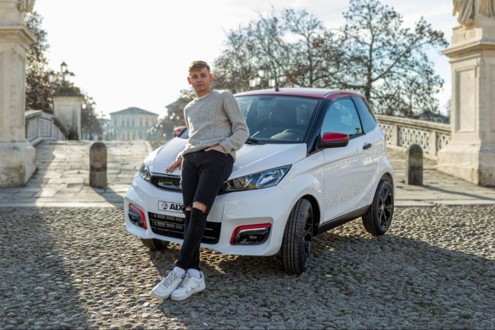 Un menor con un Coche Sin Carnet AIXAM