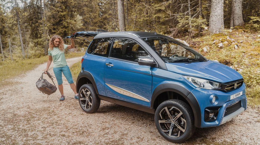 CROSSOVER PREMIUM. Coche sin Carnet AIXAM en carretera de montaña.