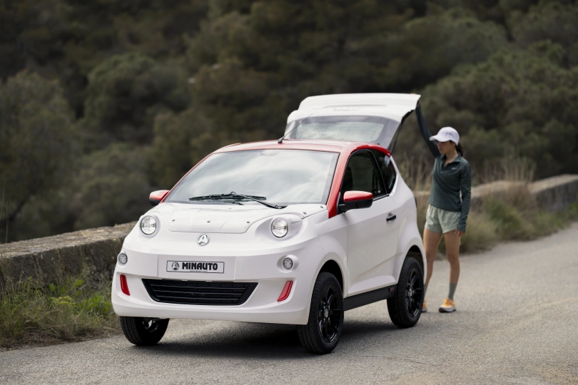 Coches  Sin Carnet EMINCH_34AV_BLA_JPG (5).jpg